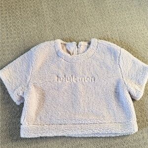 Lululemon Textured Fleece
Embroidered Logo T-Shirt Faint
Lavender Cropped Size 6